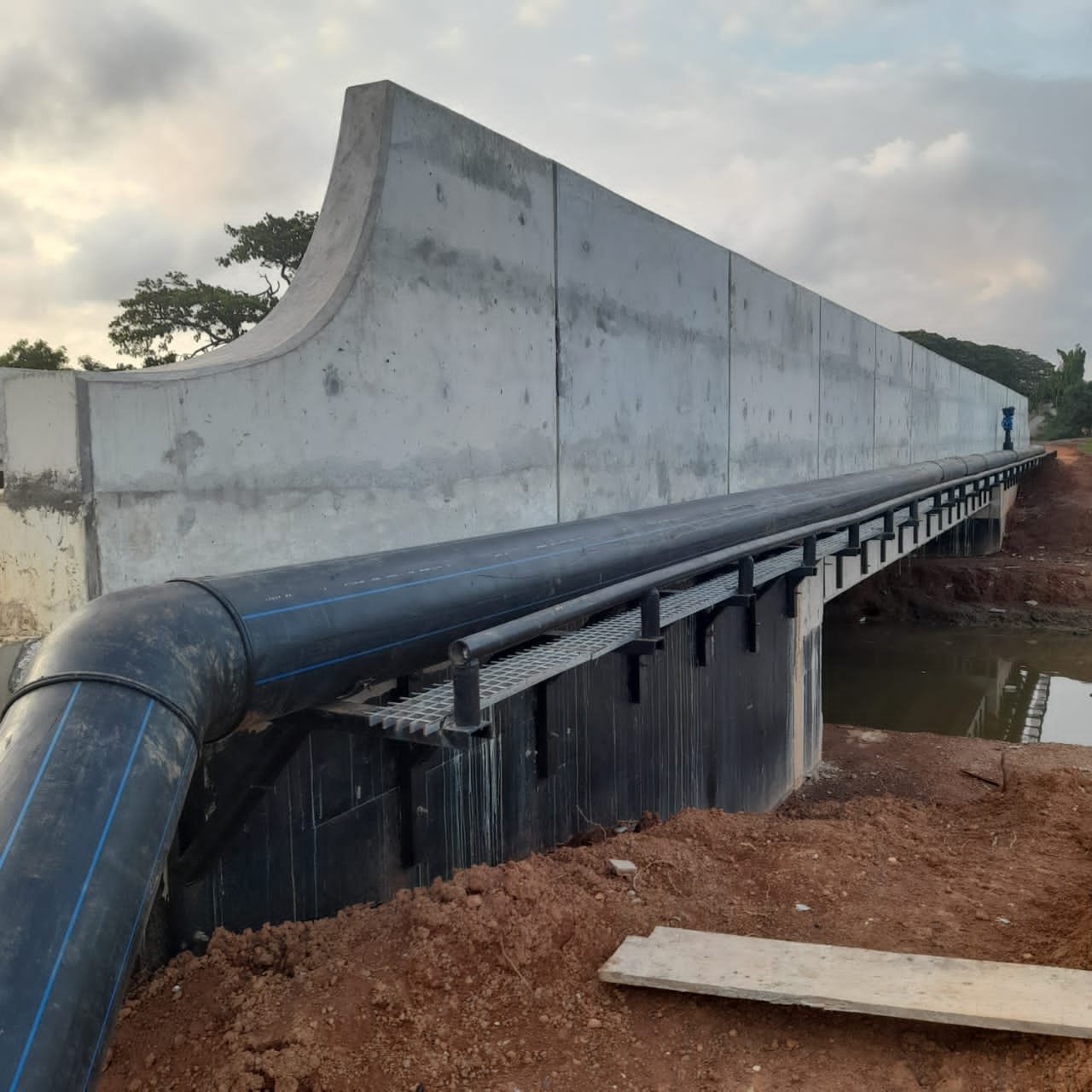 Pipeline river crossing work